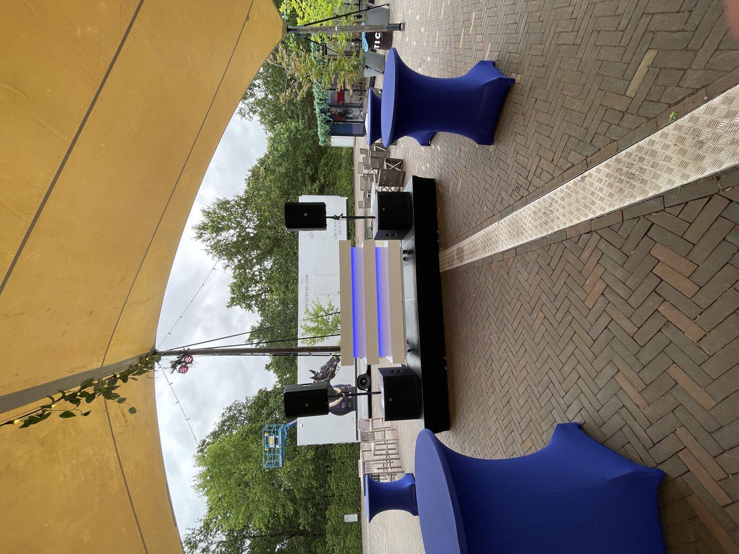 Statafels en DJ-podium met licht en geluid onder een tent — feestverhuur in Westerhoven
